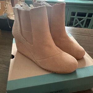TOMS Bailey Warm Taupe Suede/ Winter Woven Boots.